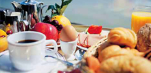 Ricca colazione a buffet nella pensione di igea marina